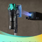 Aspirateur main sans fil avec corps transparent et partie supérieure verte, branché sur sa base de charge noire. Des effets de lumière bleue autour de la base illustrent la recharge. Texte principal : "Une recharge simple, sans démontage". Arrière-plan brun avec bande décorative bleu-vert-jaune.