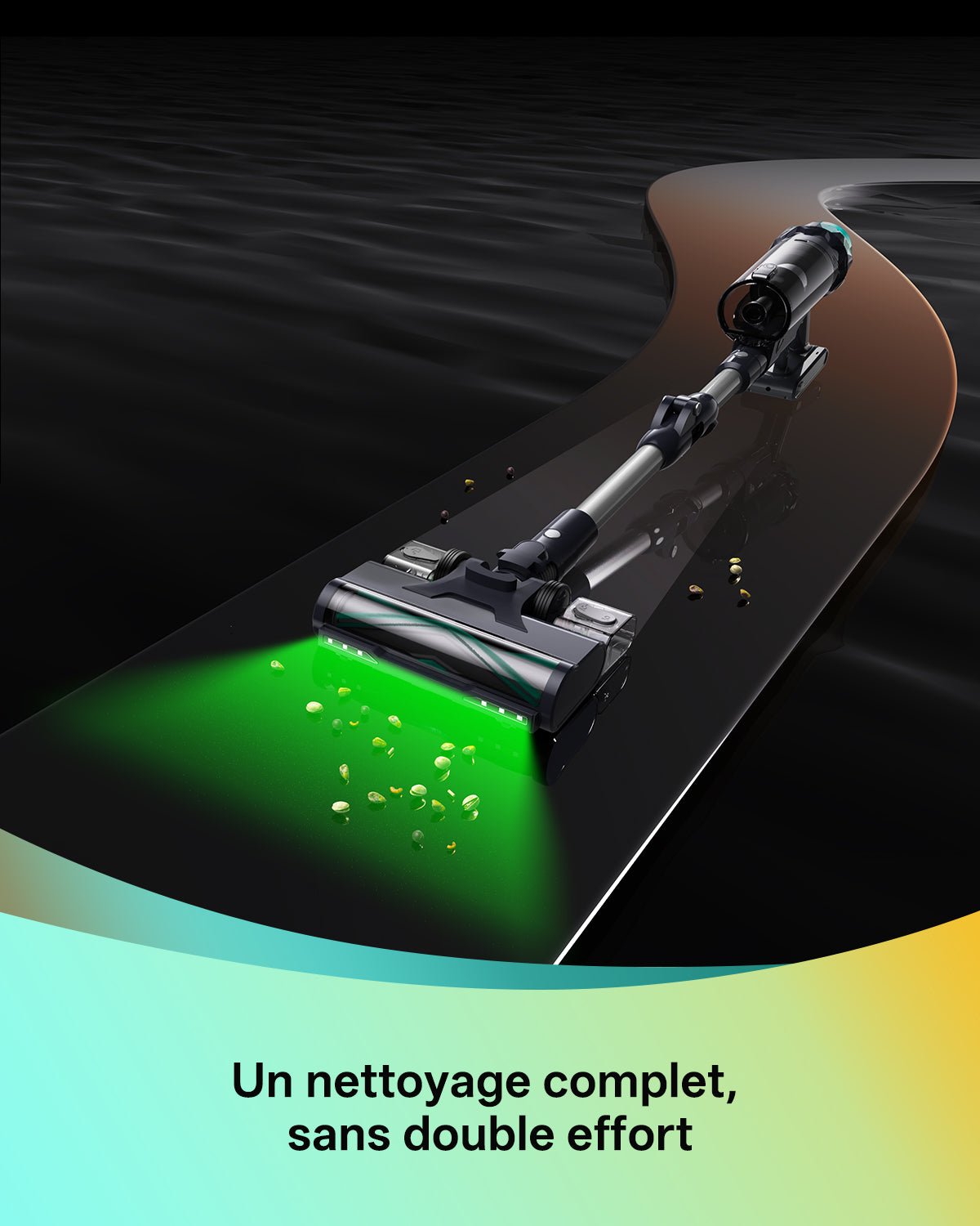 Aspirateur balai moderne allumé, projetant une lumière verte vive sur une surface de sol sombre et brillante. Des particules de poussière sont visibles dans le flux d'air. Le slogan "Un nettoyage complet, sans double effort" apparaît en bas sur une bande colorée. Arrière-plan noir avec effets de vague.