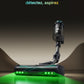 Publicité mettant en avant la technologie DualGreen™ d'un aspirateur. La tête de l'aspirateur, de design futuriste en noir et gris avec des motifs verts, est éclairée par une lumière LED verte vive. Elle est positionnée en diagonale au-dessus d'une surface de sol claire. Le slogan « DualGreen™ : éclairez, détectez, aspirez » apparaît en dégradé de couleur bleu-vert-jaune. 
