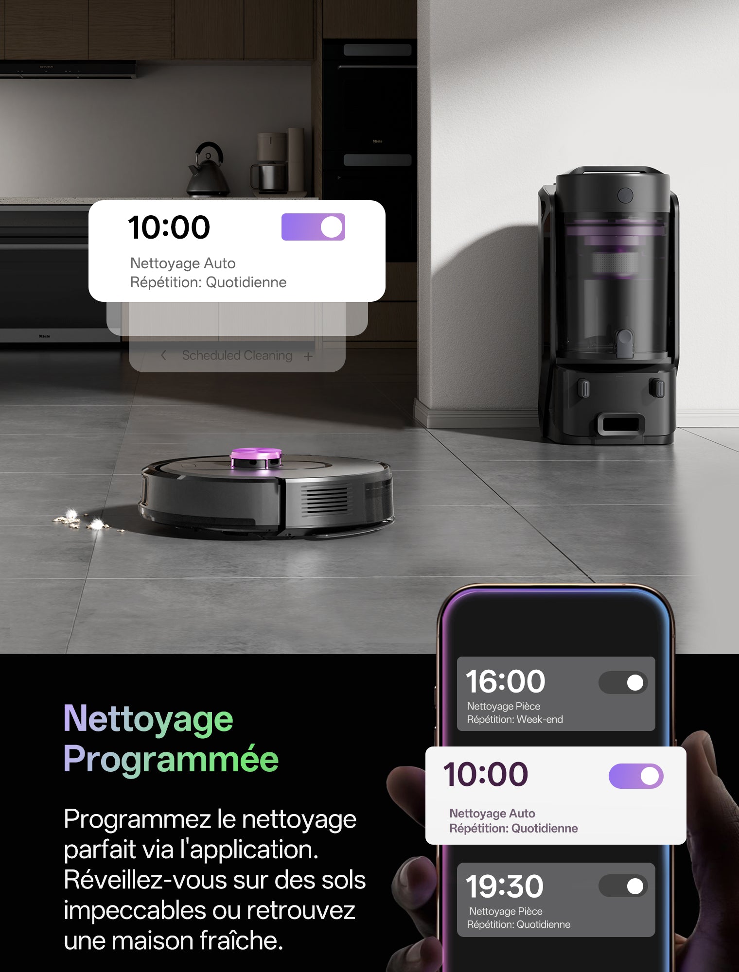 Robot aspirateur circulaire gris argenté nettoyant un sol carrelé moderne, à côté de sa station de charge noire. Une main tient un smartphone affichant l'application de contrôle avec des tâches de nettoyage programmées (10h00 et 19h30). Texte principal : 'Nettoyage Programmée' - mise en avant de la planification via l'application pour des sols impeccables.